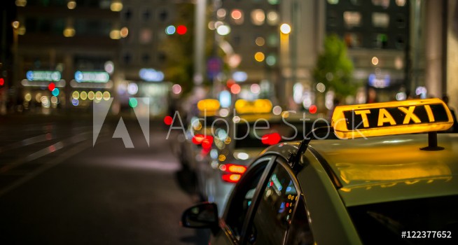 Bild på nachts warten Taxis auf Fahrgste